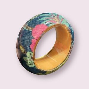 VINTAGE LUCITE/PLASTIC ON WOOD BANGLE BRACELET